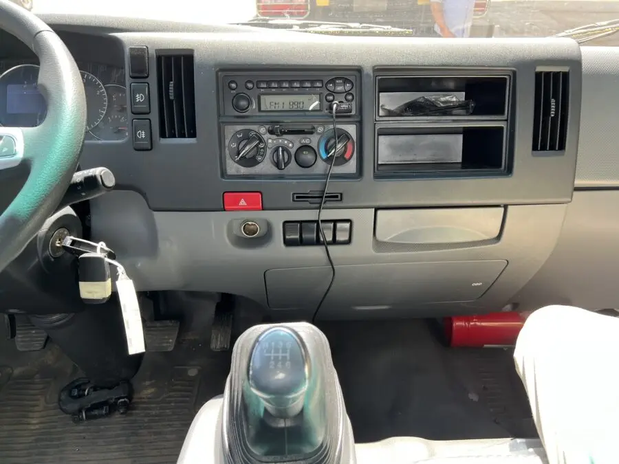JAC N350 thùng mui bạt 3.5 tấn thùng dài 5m3 Nội thất 2