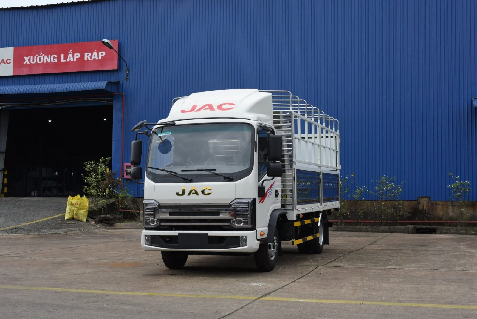 JAC N200S PRO E5A – THÙNG BẠT Ngoại thất 4