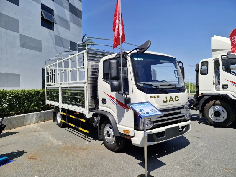 JAC N350 thùng mui bạt 3.5 tấn thùng dài 5m3