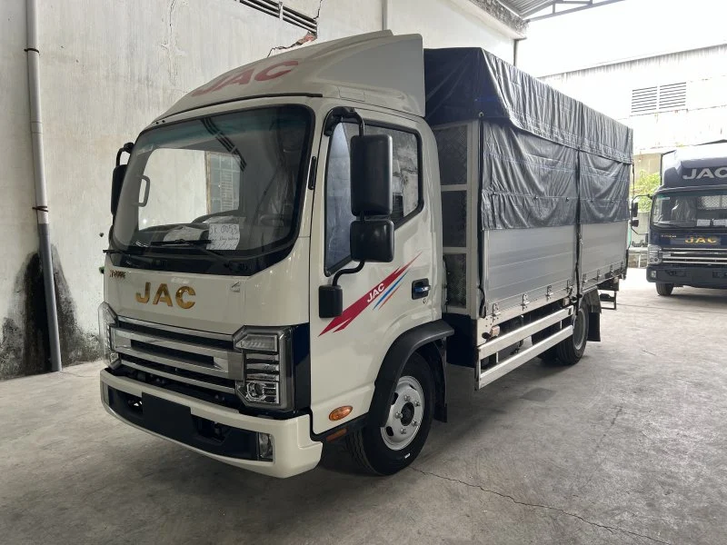 JAC N200 thùng mui bạt nhôm tải 1.99 tấn 4.4m