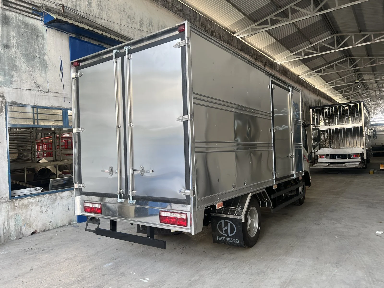 JAC N200S E5A – Thùng kín Phẳng Ngoại thất 1