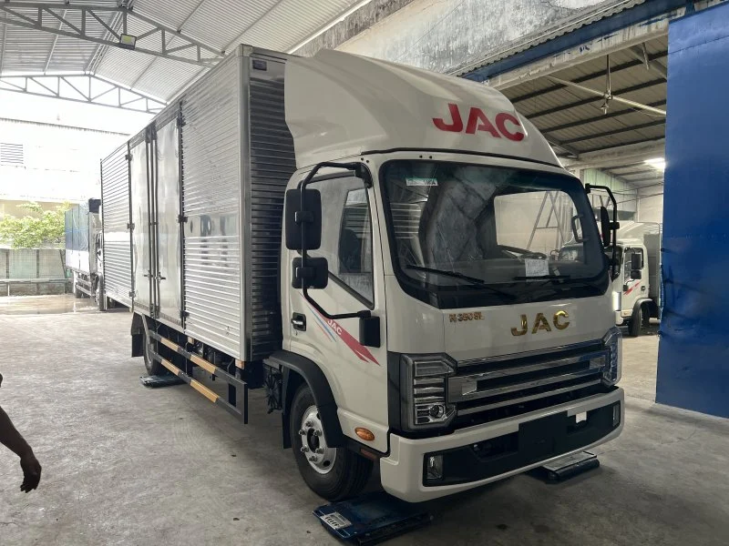 JAC N350 SL thùng kín tải 3.4 tấn dài 6.2m