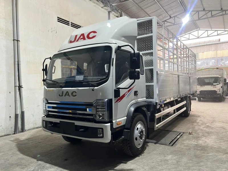 JAC N900 PLUS E5 thùng mui bạt bửng nhôm 8.8 tấn dài 7.6m
