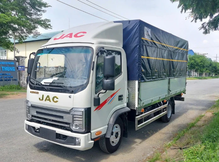 JAC N250 PRO thùng mui bạt nhôm tải 2.5 tấn 4.4m
