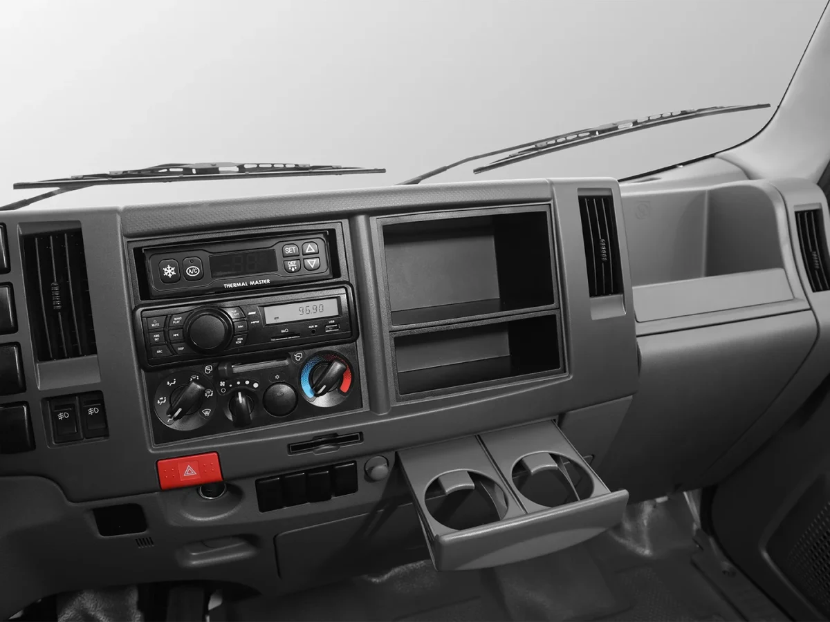 Xe tải ISUZU – QLR77FE5 – Cabin Sát-xi Nội thất 2